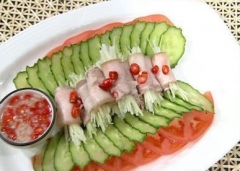 蒜汁木瓜肉卷 制作时的辅料有芹菜叶、柠檬、木瓜丝、红椒 三月份