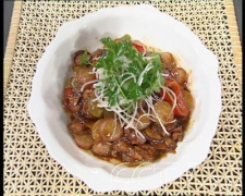 干葱萝卜鸡 辅料有:辅料:干葱、青红椒、樱桃萝卜、香菇、葱、