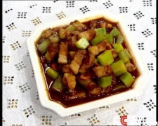 山楂炖肉 山楂、莴笋、葱、姜、蒜作为辅料 三月份