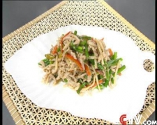 七彩蒜苗小炒肉 冬笋、香菇、青红椒、鸡蛋、葱、姜、蒜作为辅料