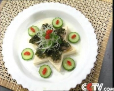 腊肉酿豆腐 猪肉馅、雪菜、香菇、鸡蛋、黄瓜作为辅料 三月份