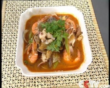 什锦海鲜煮泡菜 泡菜、香菇、芹菜、猪肉、鱿鱼、葱、姜、蒜作为