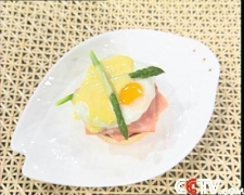 火腿面包圈 火腿、鸡蛋、芦笋作为辅料 三月份