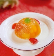 沙拉果冻点点红 原料有沙拉酱 果冻 草莓