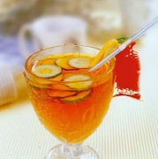 草莓柠檬汁 原料有鲜草莓 柠檬汁 青瓜 蜂蜜