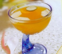 低脂果汁 原料有嫩青瓜 红苹果 枇杷 西瓜 蜜糖 冷开水