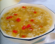 甘甜绿豆粥 原料有绿豆 白米 枸杞 红糖