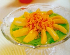 碧波枇杷冻 原料有鲜枇杷 琼脂 红萝卜 白糖 青菜汁