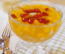 冰香枇杷露 原料有鲜枇杷 红枣 马蹄 冰糖