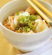 红油抄手 原料有绞肉 姜末 蒜末 盐 胡椒 馄饨皮