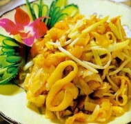 肉丝沙河粉 原料有沙河粉 瘦肉 韭菜 绿豆芽