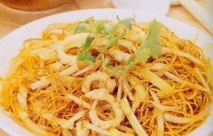 鼓油王炒面 原料有广东炒面 豆芽菜 洋葱 韭黄 芝麻 香菜