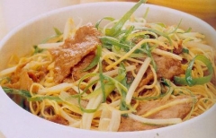 姜葱牛肉捞面 原料有牛肉 广东生面 姜丝 葱丝 豆芽菜