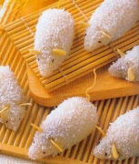 豆沙糯米鼠 原料有糯米粉 水 瓜子仁 椰丝 炸粉丝 黑芝麻