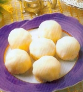菠萝雪梅娘 原料有糯米粉 粟粉 砂糖 水 忌廉 菠萝