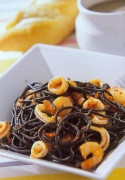 海鲜墨鱼面 原料有墨鱼面 洋葱 鱿鱼 虾仁 番茄 白酒 番茄糊里糊