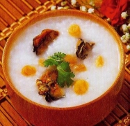 蚝豉瑶柱粥 原料有大米 蚝豉 瑶柱 姜丝 香菜碎