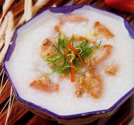 粉肠粥 原料有大米 猪粉肠 姜丝 葱花