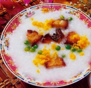 咸蛋黄卤肉青豆粥 原料有大米 咸蛋 卤肉 青豆