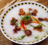 牛腩粥 原料有大米 沸水 牛腩 葱丝 姜片 香包
