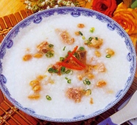 花生咸骨粥 原料有大米 花生 咸排骨 葱花