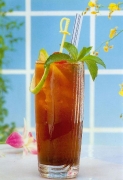 蜂王茶 原料有蜂蜜 冰红茶 柠檬汁 白兰地 冰块