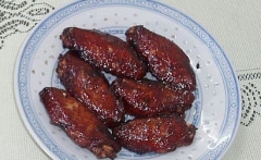 微波秘制鸡翅 原料有鸡翅中 生姜 葱白