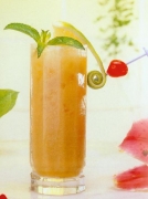 椰霜冰红茶 原料有冰红茶 凤梨汁 椰子乳 蜂蜜 柠檬汁