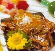 咸蛋椰丝焗蟹 原料有咸蛋黄 膏蟹 椰丝 芹菜段