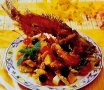 茄汁什果桂鱼 原料有桂鱼 橙肉 青苹果肉 菠萝肉