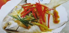 清蒸鲳鱼 原料有白鲳鱼 葱丝 姜丝 红辣椒