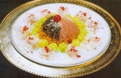 芙蓉扣三丝干贝 原料有干贝 虾仁 银耳 熟火腿 笋 香菇
