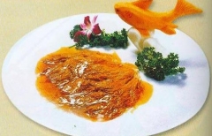 素鱼翅 原料有金针菜 鲜汤 藏红花汁 鸡粉