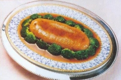 扒白石参 原料有白石海参 鲜汤 火腿 干贝 料酒 鸭块