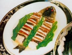 麒麟鱼 原料有鲜鱼 火腿 冬菇 冬笋 绿菜苔