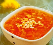 松仁绿豆露 原料有松仁 去皮绿豆 红萝卜 湿马蹄粉 白糖