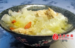 银耳排骨汤 原料有猪排骨 银耳