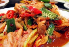 回锅肉 原料有猪腿肉 五香豆干 青辣椒