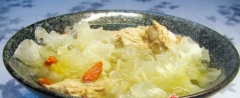 银耳排骨汤 原料有猪排骨 银耳 盐 香菜