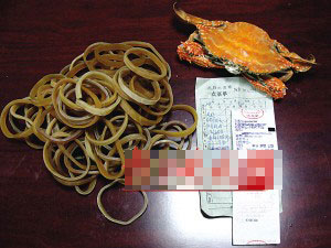 男子吃蟹被忽悠 4只螃蟹绑71根皮筋重半斤(图)